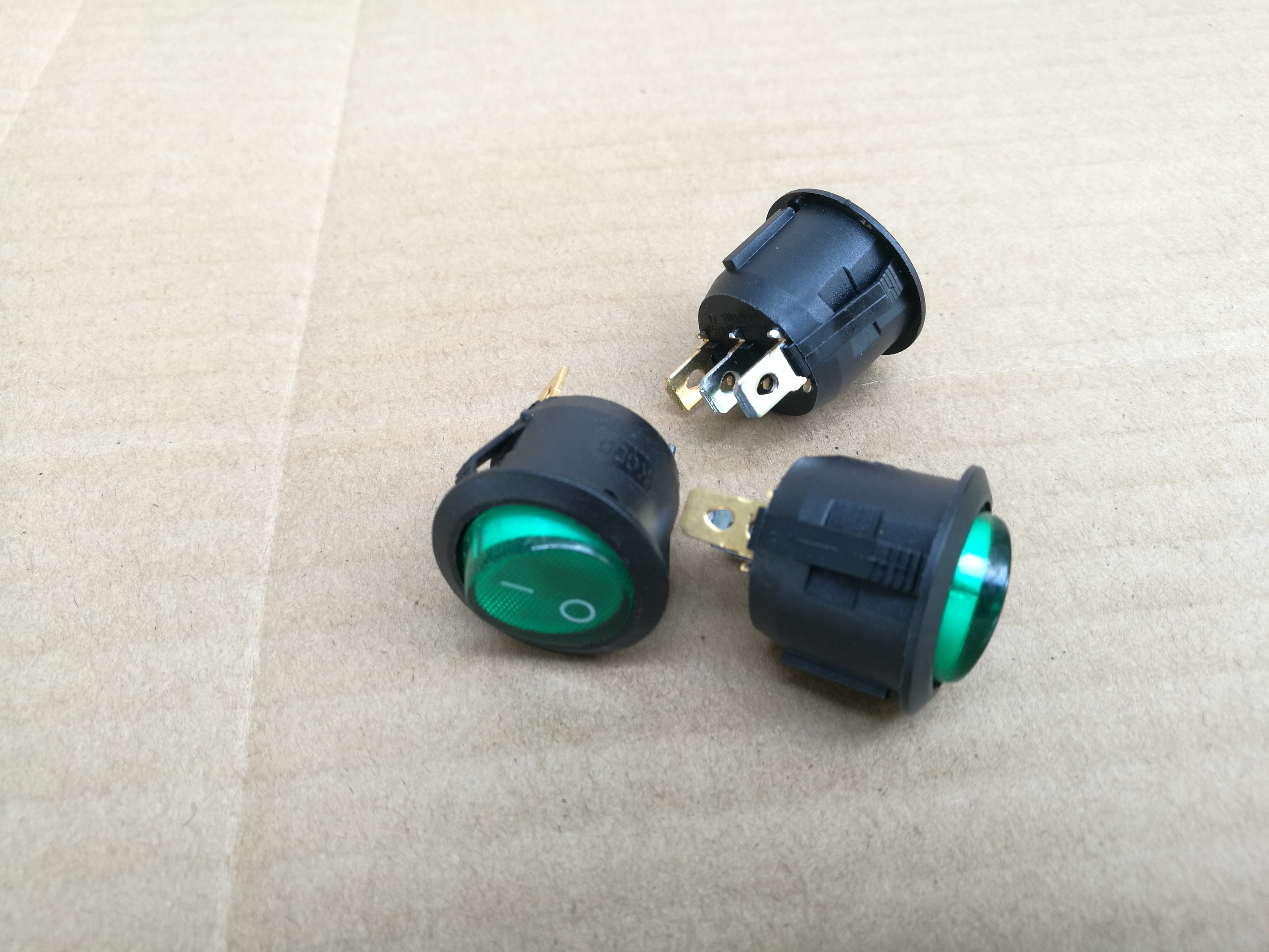 สวิทช์กระดกเปิด-ปิด แบบกลม มีไฟ LED 20 มม. 250V 6A สีเขียว
