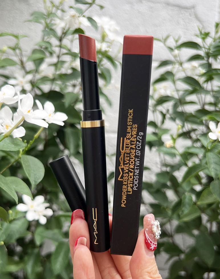 MAC Powder Kiss Velvet Blur Slim Stick 2g. ลิปสติกเนื้อกำมะหยี่กึ่งแมตต์