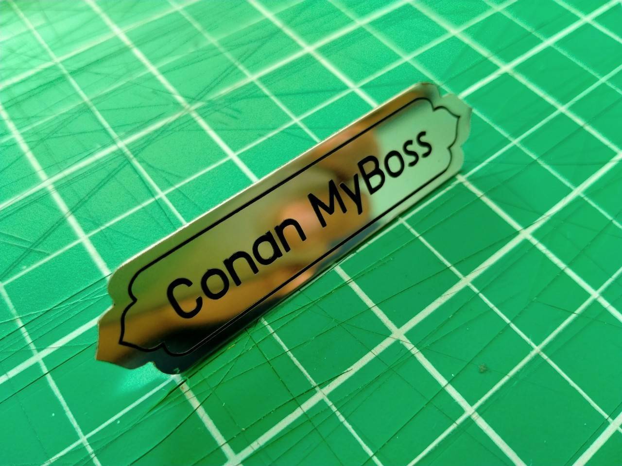 ป้ายสแตนเลสหน้าทองกัดกรด ติดเข็มกลัด - Conan MyBoss