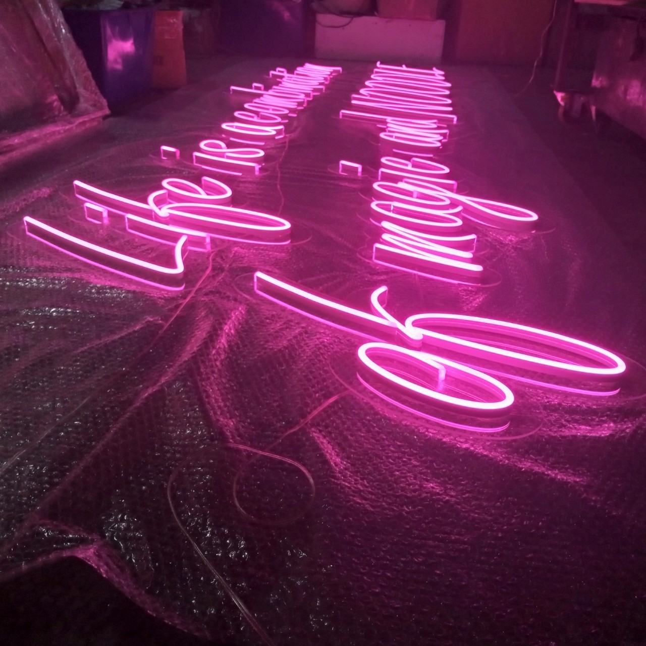 ป้ายไฟนีออน LED อะคริลิคใสรองหลัง
