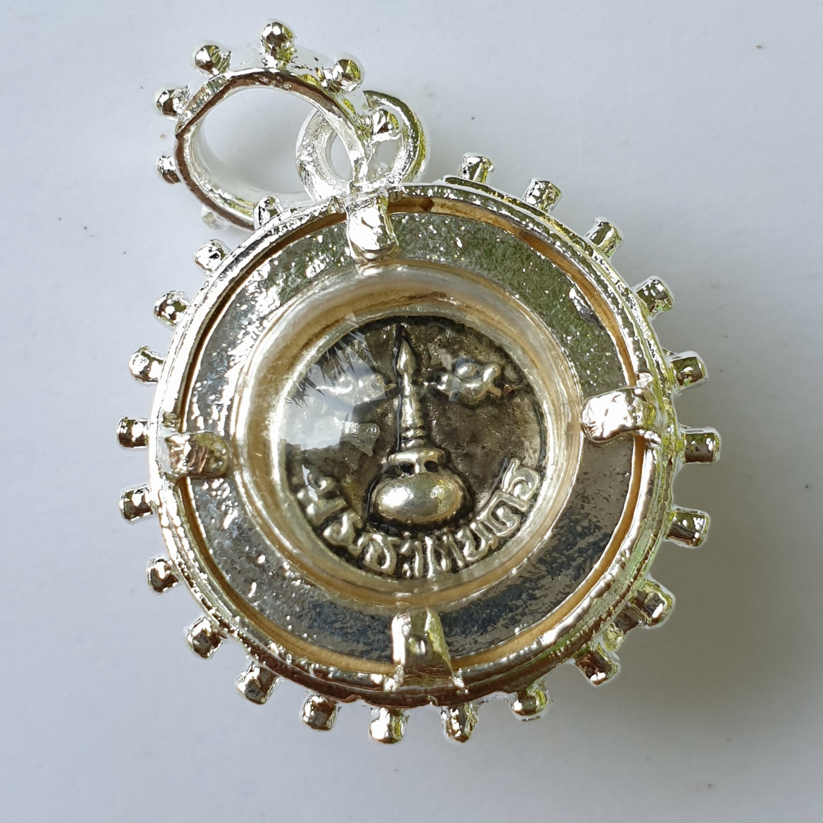 จี้ นะโม สีดำ ทอง เงิน นาค กรอบกันน้ำใส่อาบน้ำได้เลยไม่ลอกไม่ดำ พุทธคุณครอบจักรวาล เมตตามหานิยม มีโชคลาภ 1ชิ้น