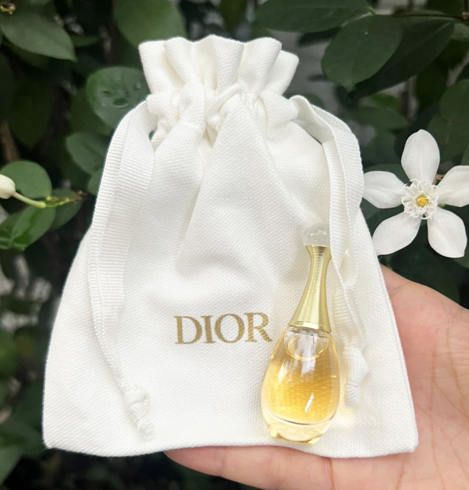J'adore Eau de parfum infinissime 5ml. + Bag Dior น้ำหอมขนาดทดลอง พร้อมกระเป๋า