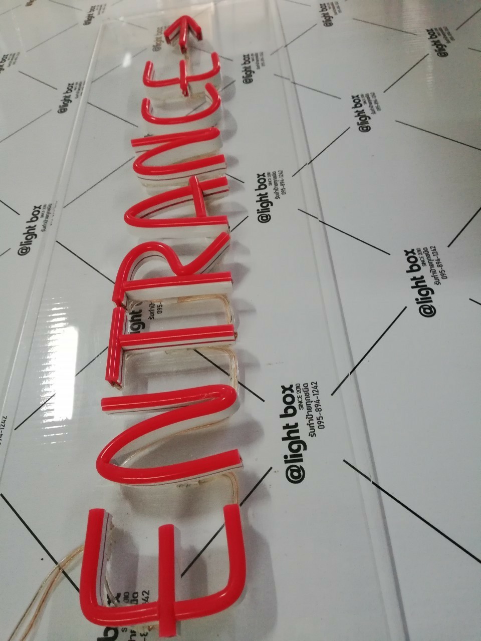 ป้ายไฟนีออน LED อะคริลิคใสรองหลัง