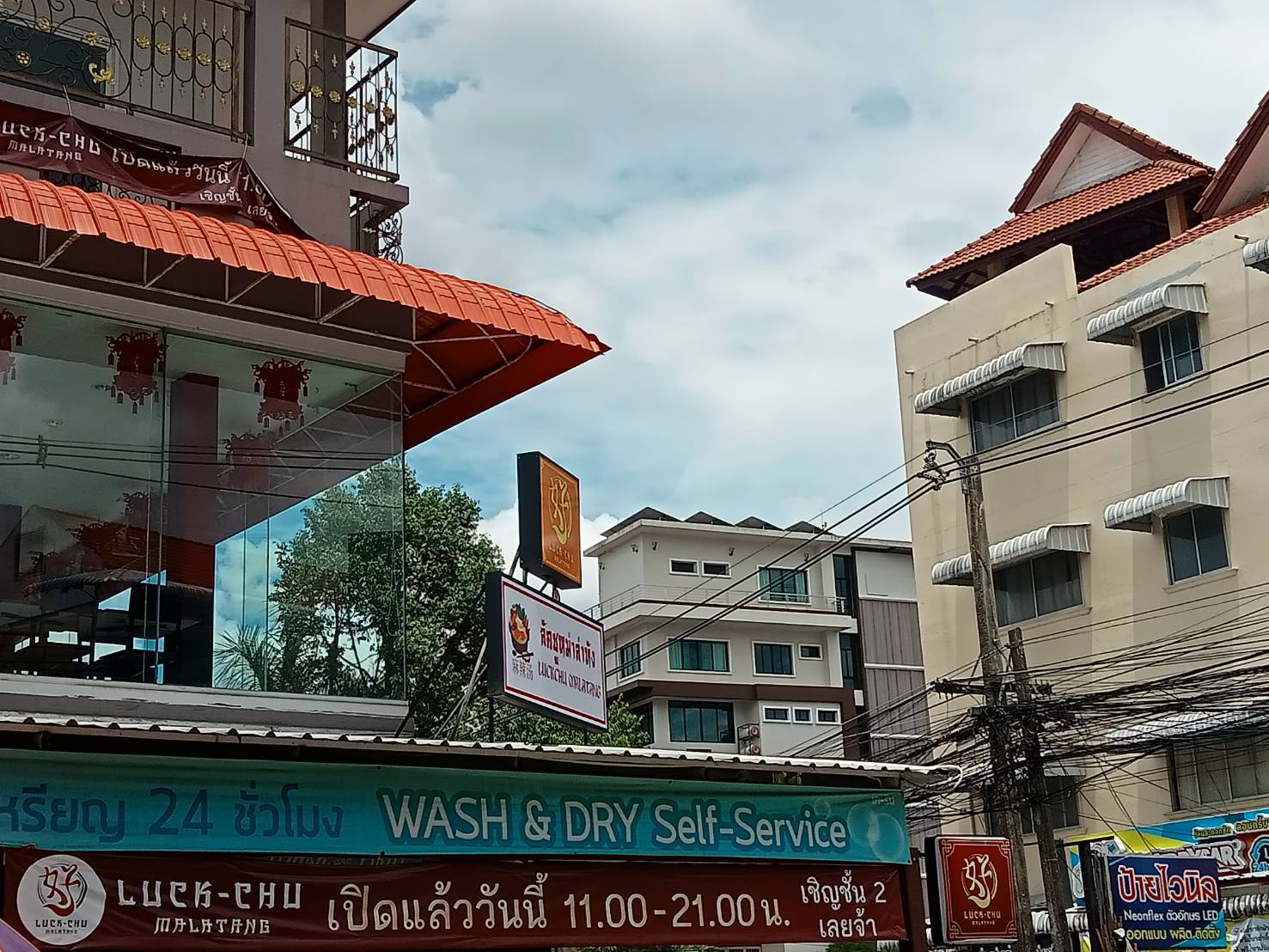 งานติดตั้งป้ายกล่องไฟหน้าไวนิล กล่องไฟติดหน้าร้าน