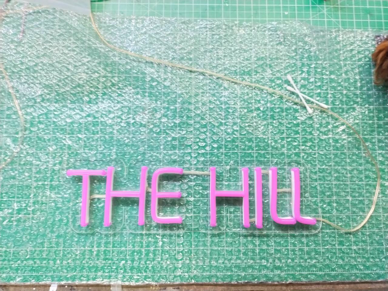 ป้ายไฟนีออนLED สีชมพู - THE HILL รองหลังอะคริลิใส3มิล"