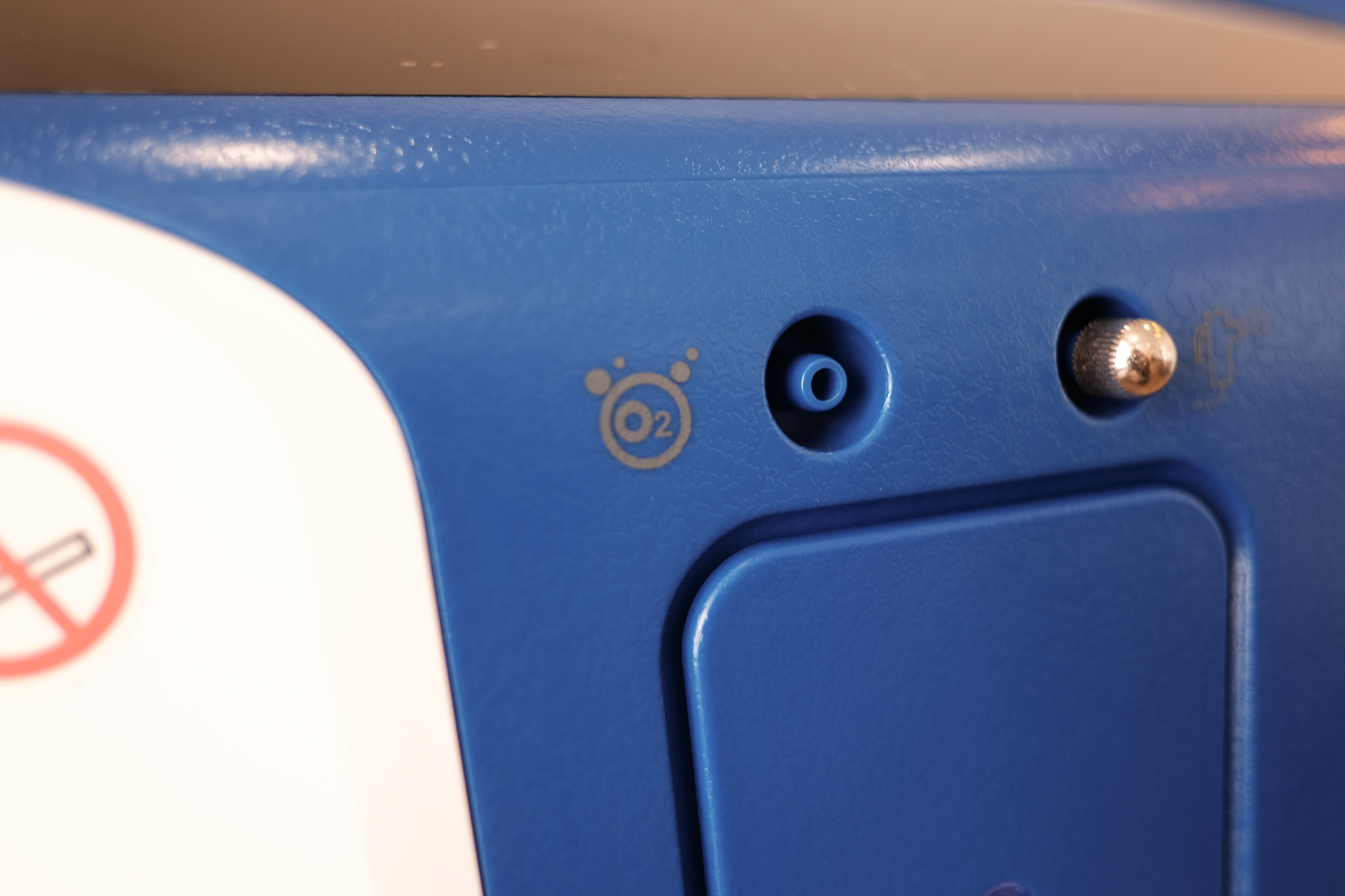 Close-up of a blue and white device

Description automatically generated