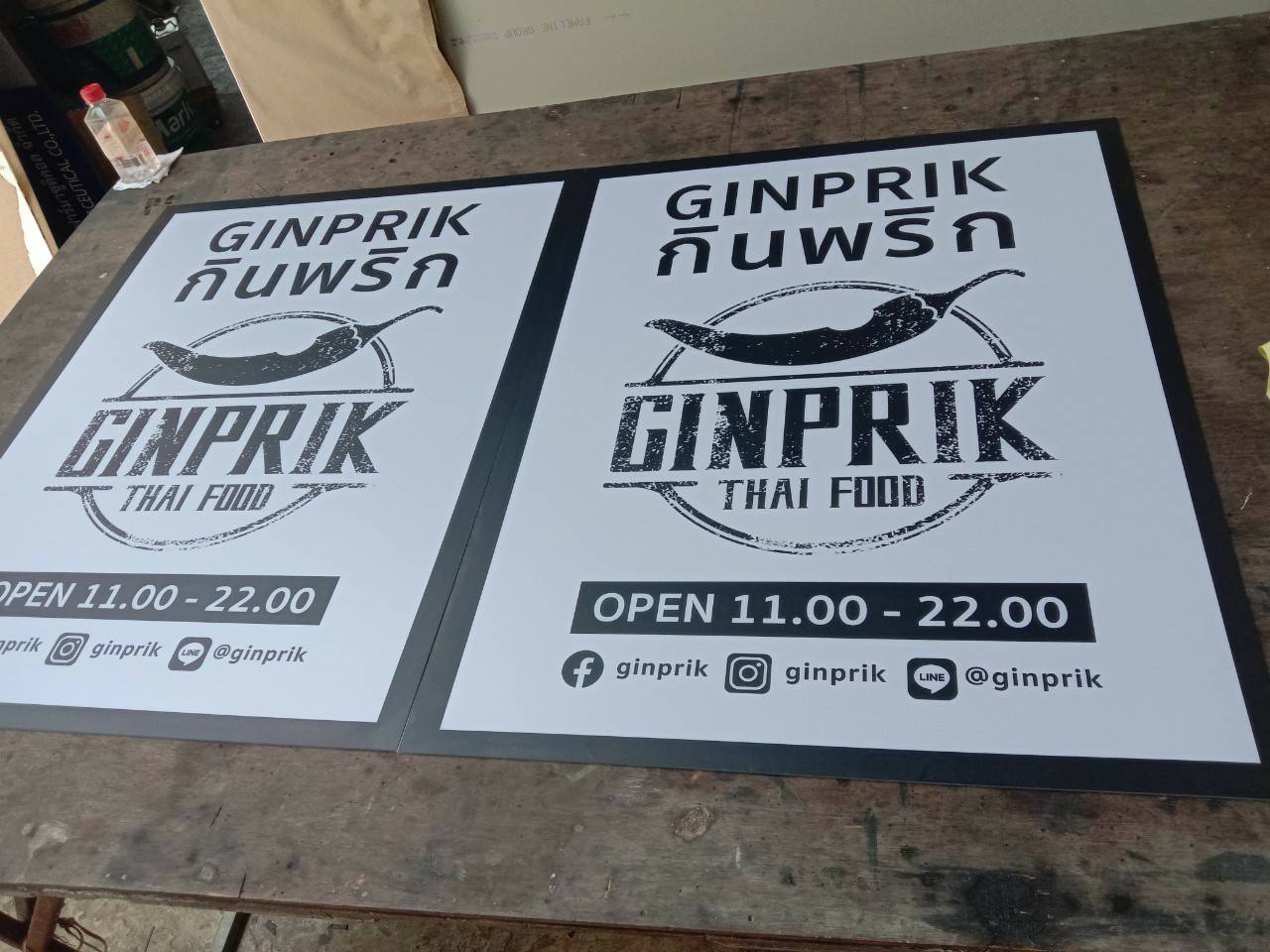 ป้ายอะคริลิคหน้าติดสติ๊กเกอร์ไดคัท