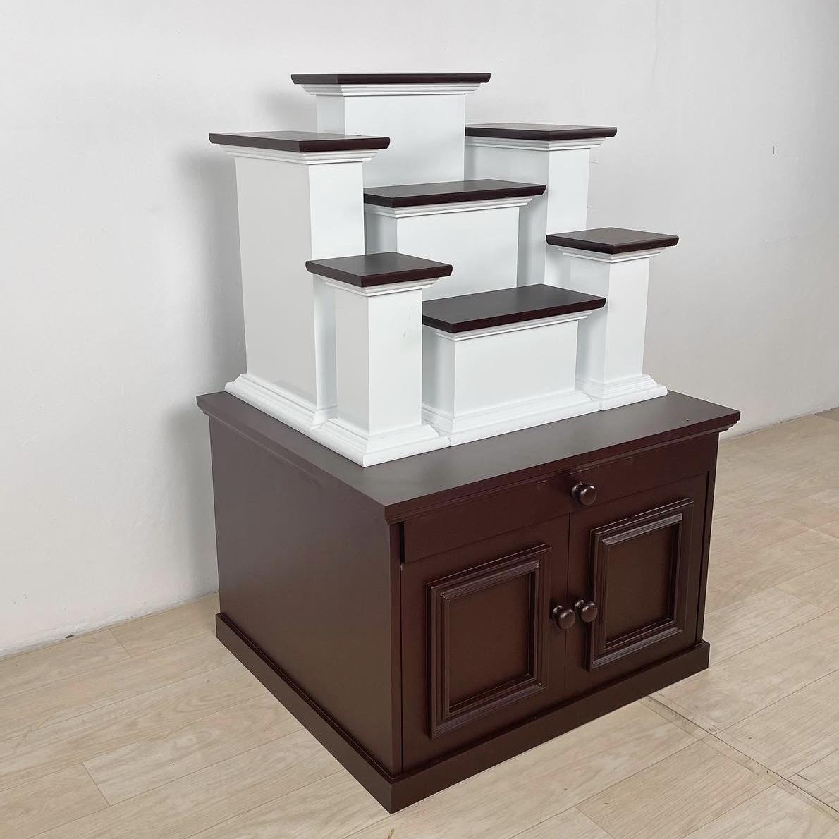 ตู้พระพร้อมแท่นโมเดิร์น หมู่ 7 หน้า 6 สีขาวท็อปน้ำตาล (ตู้สีน้ำตาล)