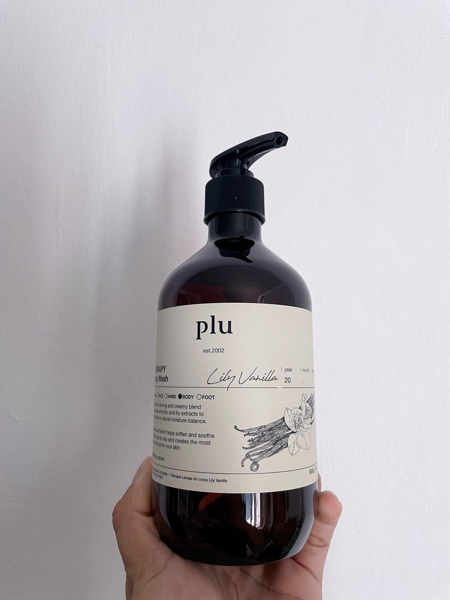 Plu Therapy Body Wash Lily Vanilla 500g. เจลอาบน้ำ
