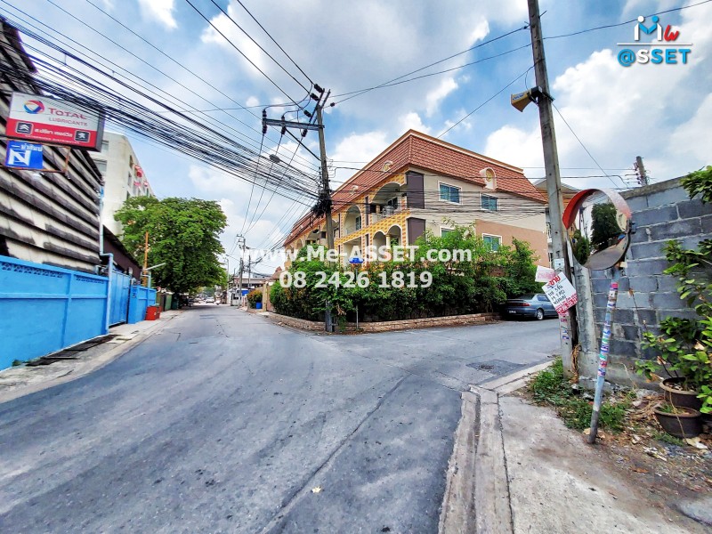 ขายทาวน์โฮม ย่าน วังหิน นวมินทร์ รามอินทรา : ถ.ลาดปลาเค้า 72 แยก 2 : 3 ชั้น 19.7 ตารางวา
