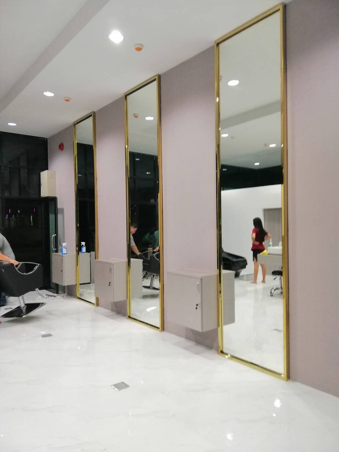 งานกระจกเงา ติดกรอบสแตนเลสสีทอง กระจกร้านเสริมสวย กระจกร้านตัดผม