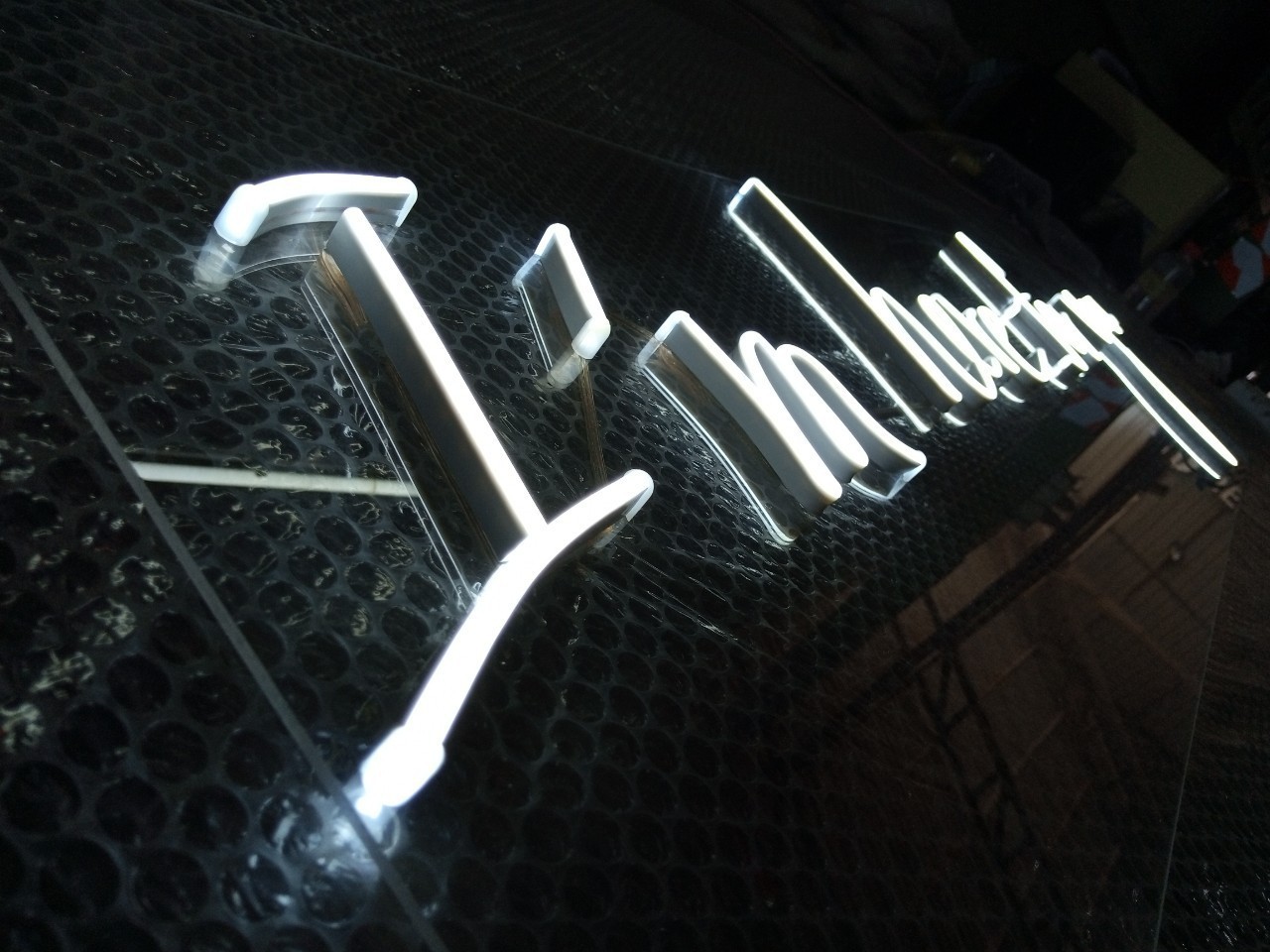 ป้ายไฟนีออน LED อะคริลิคใสรองหลัง