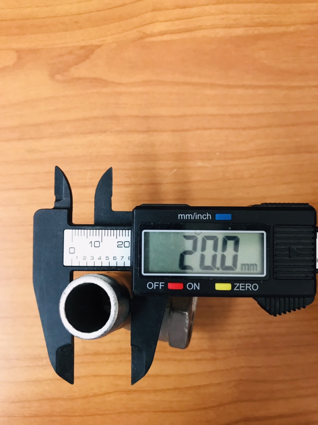 ข้องอเกลียวใน สแตนเลส 304 ขนาด 3/4 (6 หุน ) หางไหล 20 mm. ราคาต่อ1 ชิ้น #66130