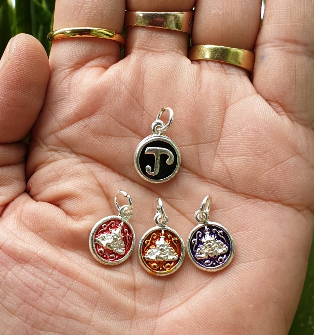 จี้ นะโม เนื้อเงิน มี2แบบ รุ่นศรีวิชัย พศ 2547 พระธาตุเมืองคอน ลงยาดำ ใส่อาบน้ำได้ไม่ลอกไม่ดำไม่แพ้ พุทธคุณครอบจักรวาล เมตตามหานิยม มีโชคลาภ แคล้วคลาดปลอดภัย