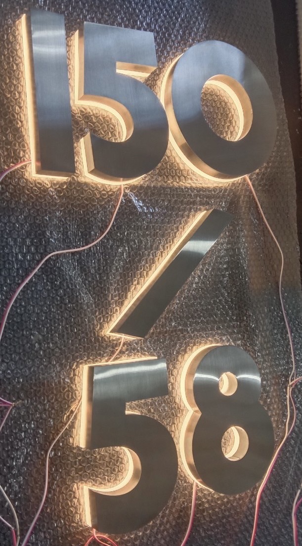 ป้ายอักษรสแตนเลสแฮร์ไลน์ไฟออกหลัง ป้ายบ้านเลขที่ 150/58