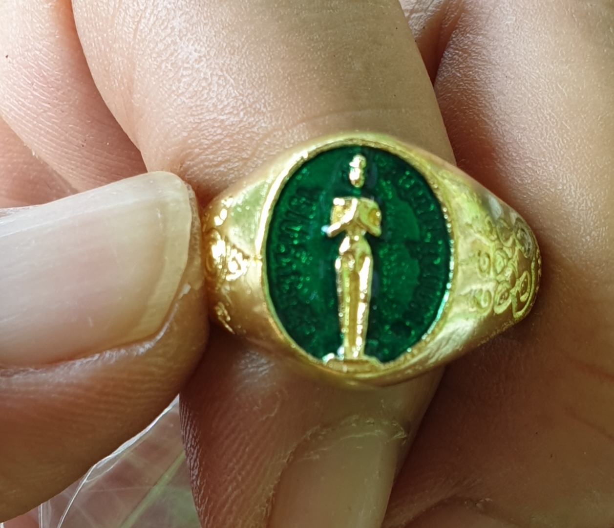 แหวน ไอ้ไข่ ลงยา มี 3 สี แดง เขียว น้ำเงิน เลือกได้เลยจ้า เนื้อทองเหลืองชุบทอง ปรับขนาดได้ 6-9mm.(50-65)