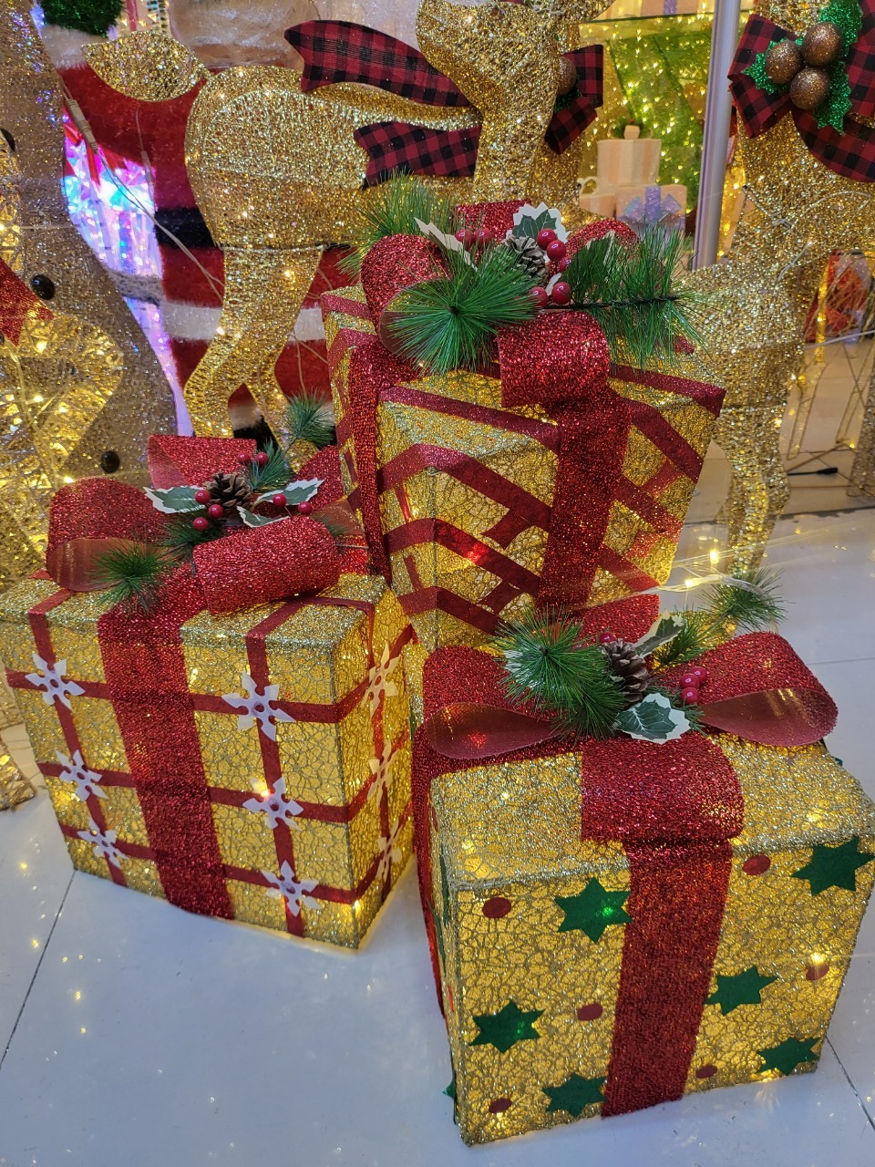 แบบของตกแต่งยอดนิยม สีสันของวันคริสต์มาส นิยม ใช้ตกแต่งใต้ต้นคริสต์มาสปลอมในวันคริสต์มาส 