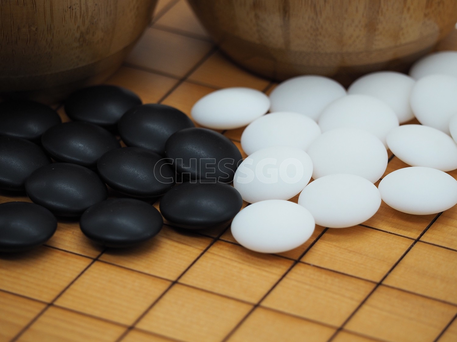 ชุดหมากล้อมไม้ (กระดานไม้Torreya9เส้น(มีขา)+เม็ดเมลามีน40/40เม็ด+โถไม้ไผ่S)