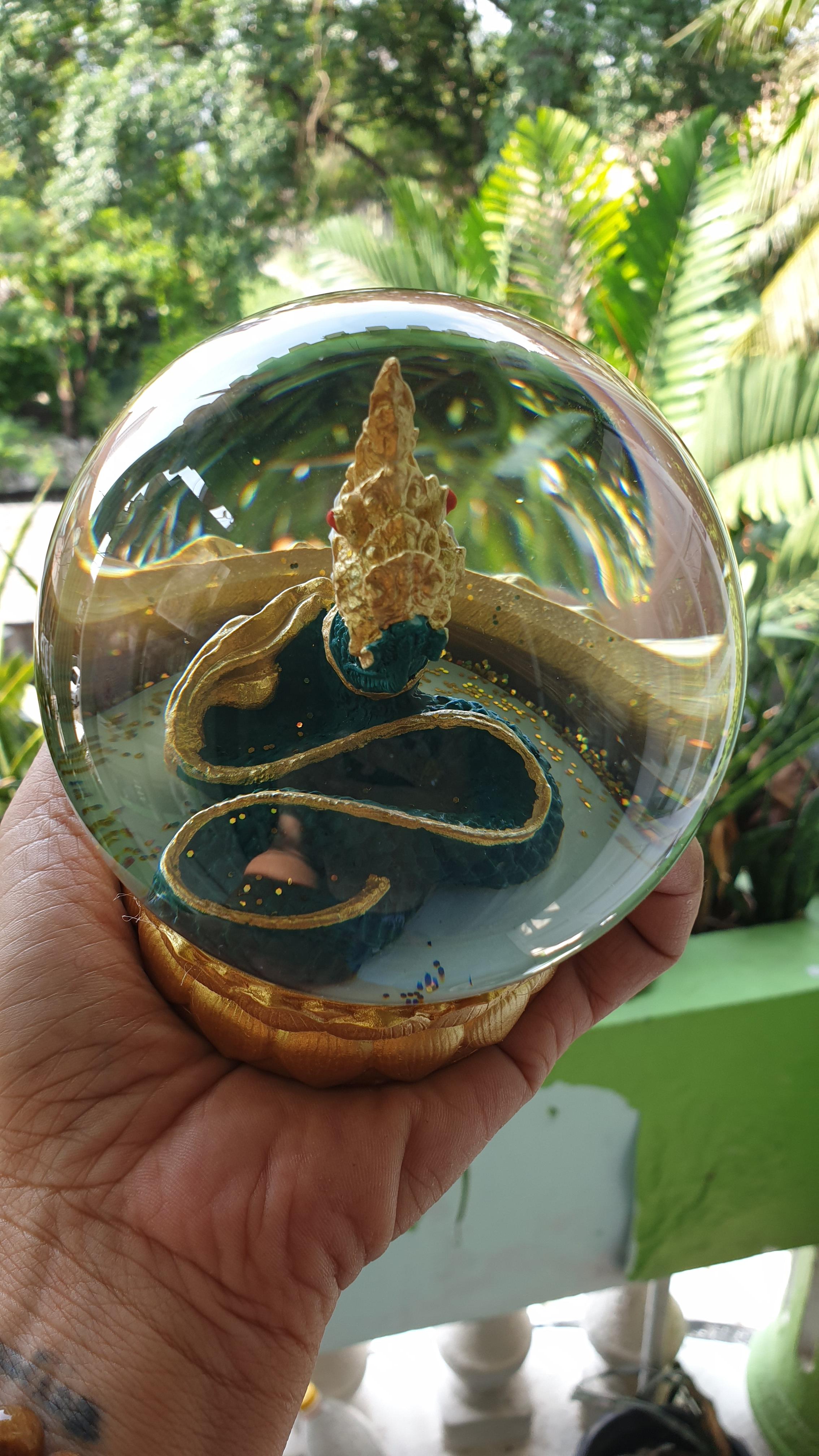 ลูกแก้วพญานาค มีน้ำข้างในพร้อมฐานขนาดเส้นผ่าศูนย์กลางลูกแก้ว10CM มี4สี เขียว ขาว ดำ ทอง เลือกได้เลยจ้า+แถมฟรีผ้ายันต์คะมีของพร้อมส่งสั่งได้เลยคะ