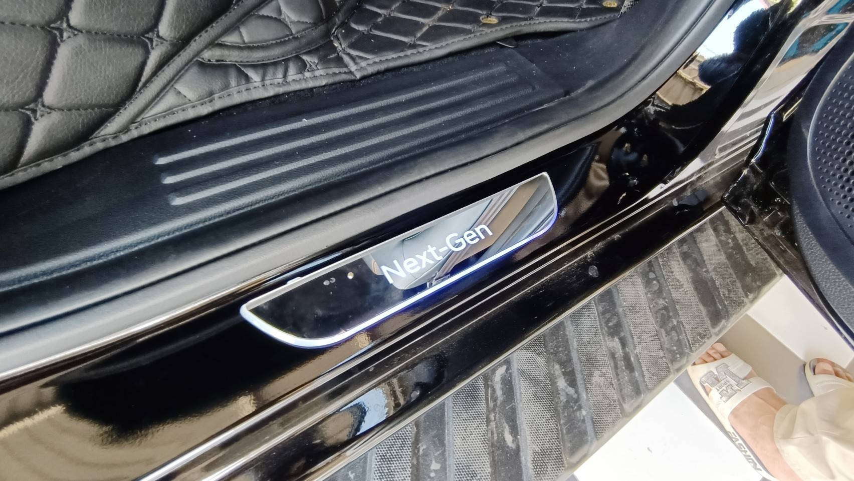 คิ้วบันได สคัฟเพลท Next Gen Everest ฟอร์ดเอเวอเรสต์ มีไฟ LED แบบวิ่ง