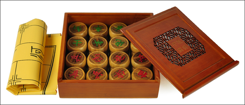 หมากรุกจีนไม้ไผ่ (ตัวสีเขียวแดง+กล่องไม้+กระดานหนัง#50) Bamboo Chinese Chess Pieces with Bamboo Box #45