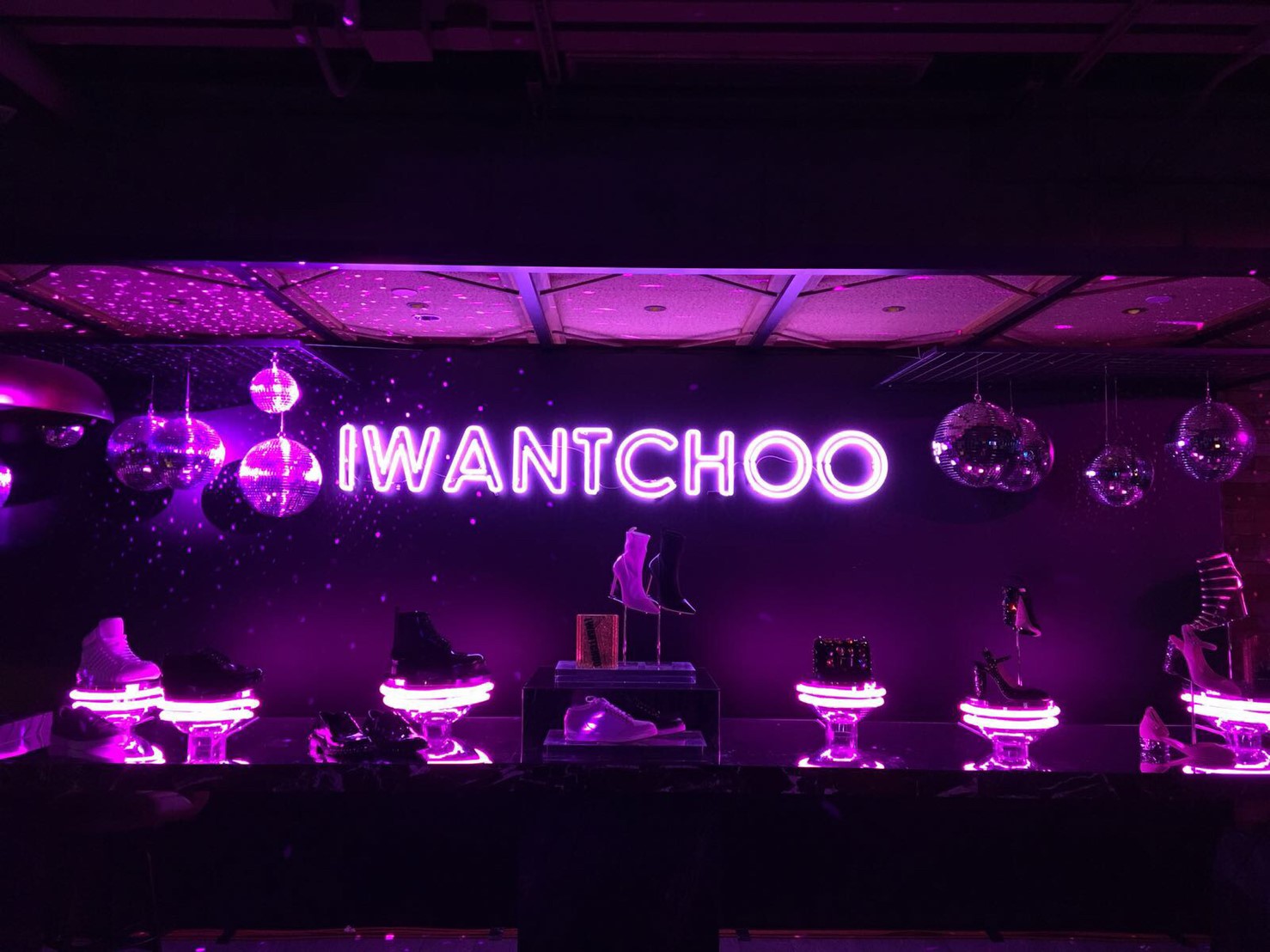 ป้ายไฟนีออน IWANTCHOO