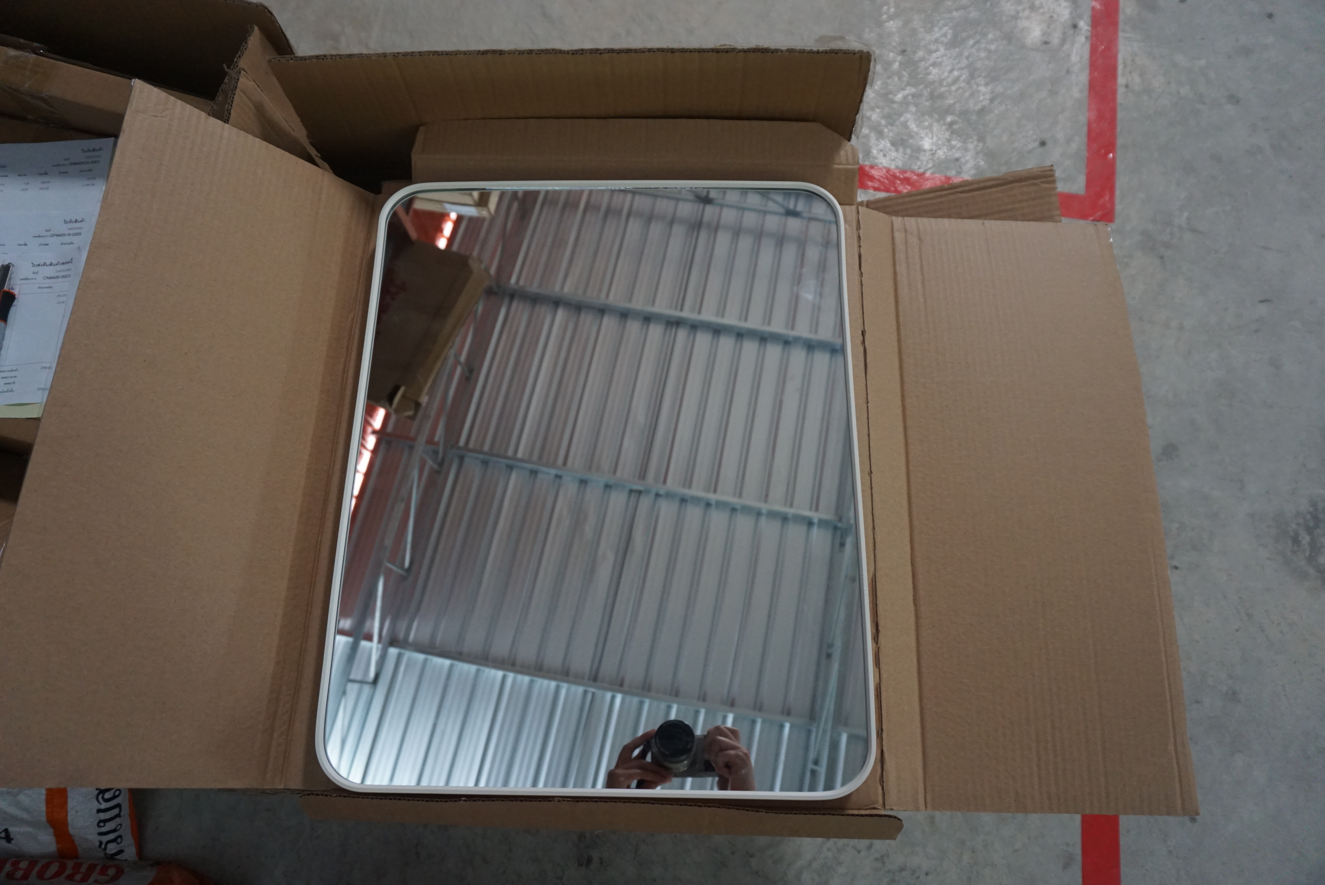 กระจกเหลี่ยมกรอบอลูมิเนียม สีขาว 400x500x28mm.