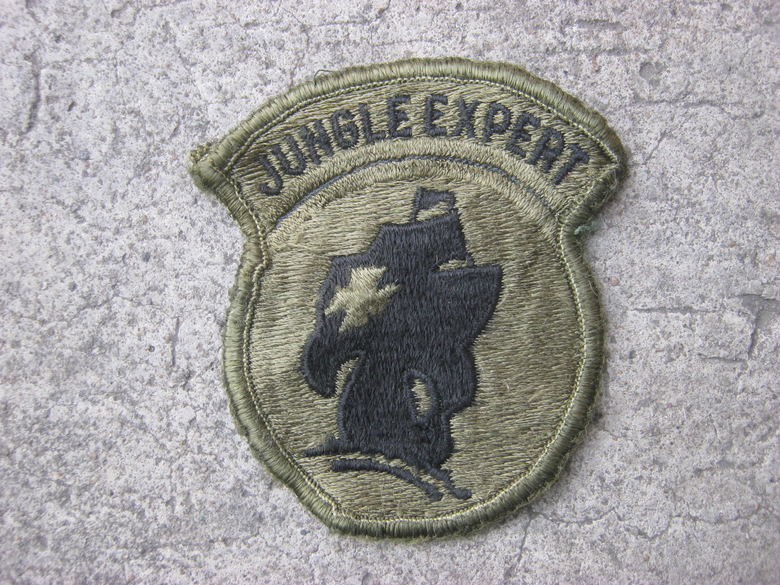 ขายแล้ว The Jungle Expert Badge หลักสูตรดำรงค์ชีพในป่าของทหารราบ