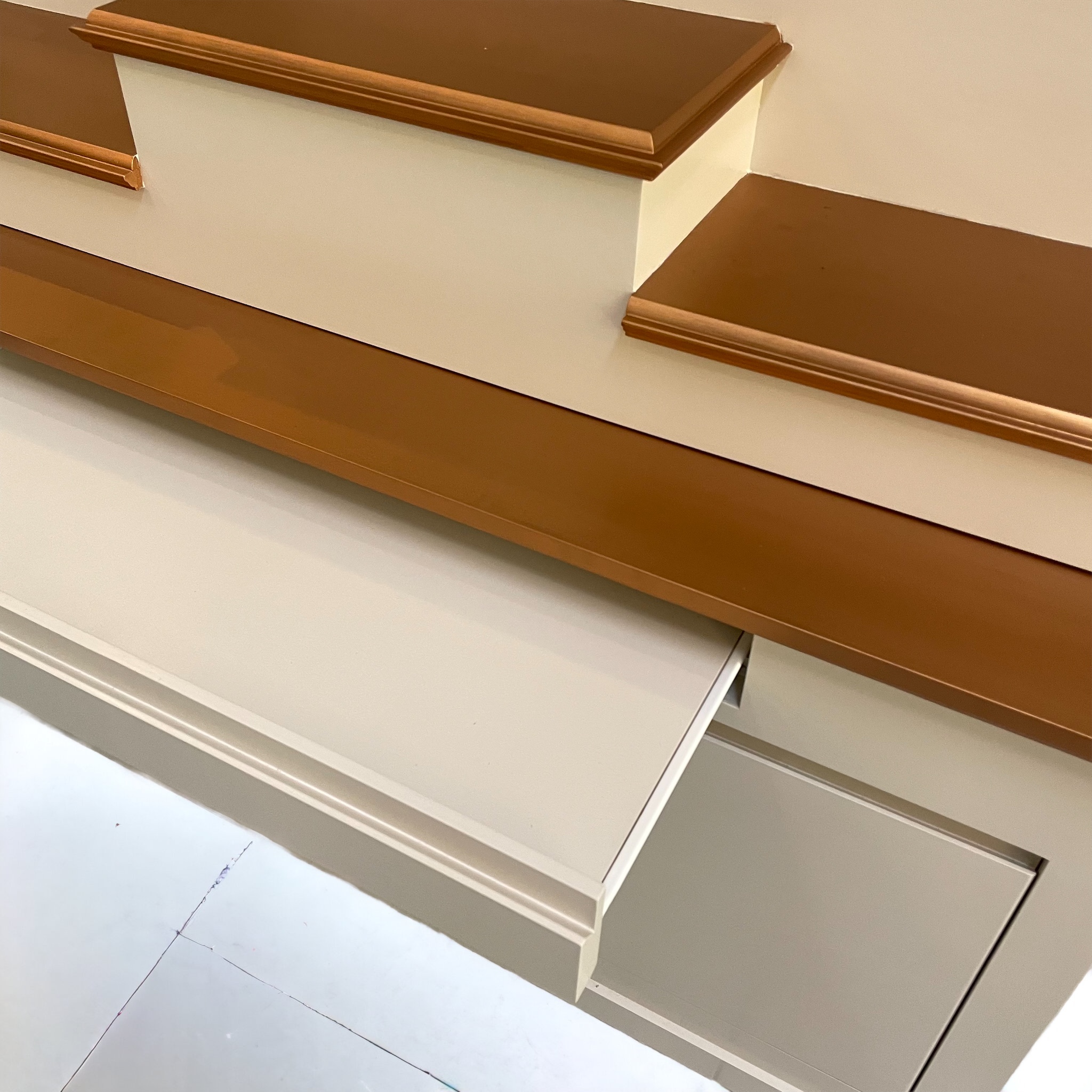 ตู้พระแบบสูง 9x8 โมเดิร์น ขั้นบันได 9 ขั้น สีครีมท็อปพิงค์โกลด์