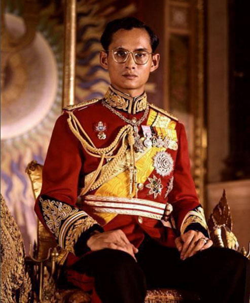 เซ็ตอุปกรณ์ครอสติสคริสตัล ในหลวงรัชกาลที่ 9 ทรงเครืองแบบจอมทัพไทย