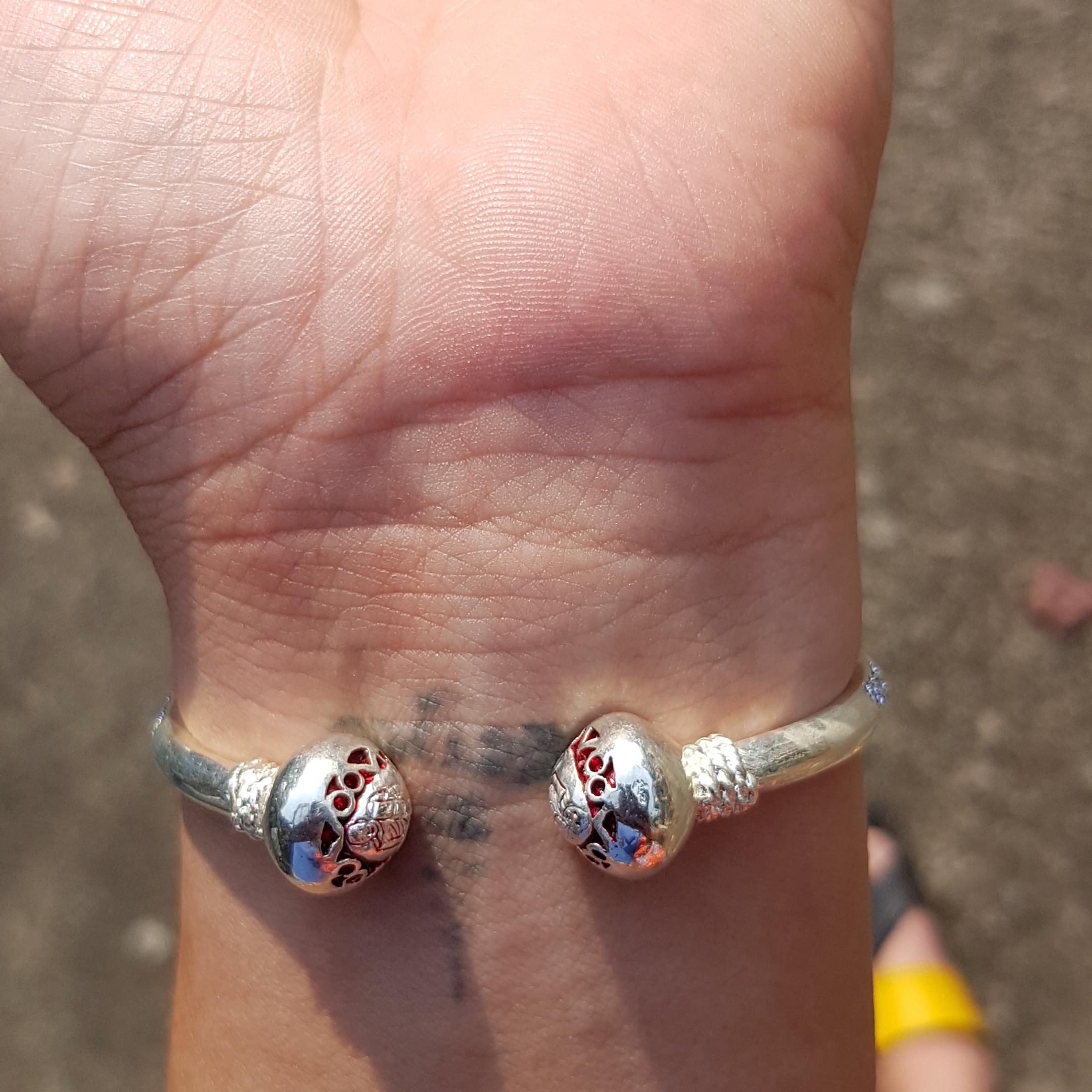 กำไลหลวงปู่ทิม เนื้อสำริดเงิน แจกกรรมการ รุ่นสร้างอุโบสถ หลวงปู่ทิม วัดละหารไร่ จ.ระยอง ลงยา +แถมยันต์ฟรีคละๆลายกันไปจ้า