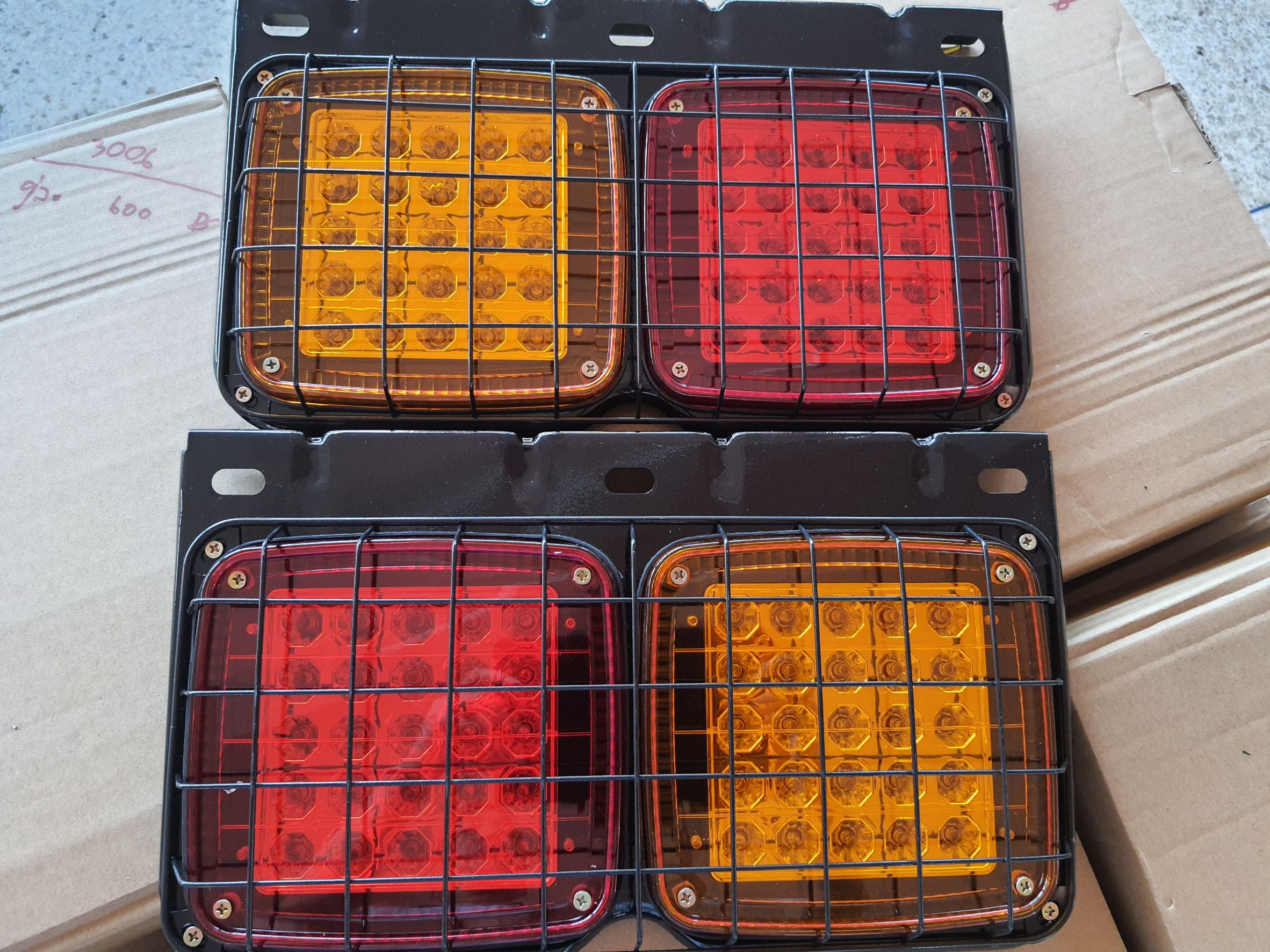 ไฟท้ายรถบรรทุก แบบ LED 24 โวล์ (แป้นเหล็ก)