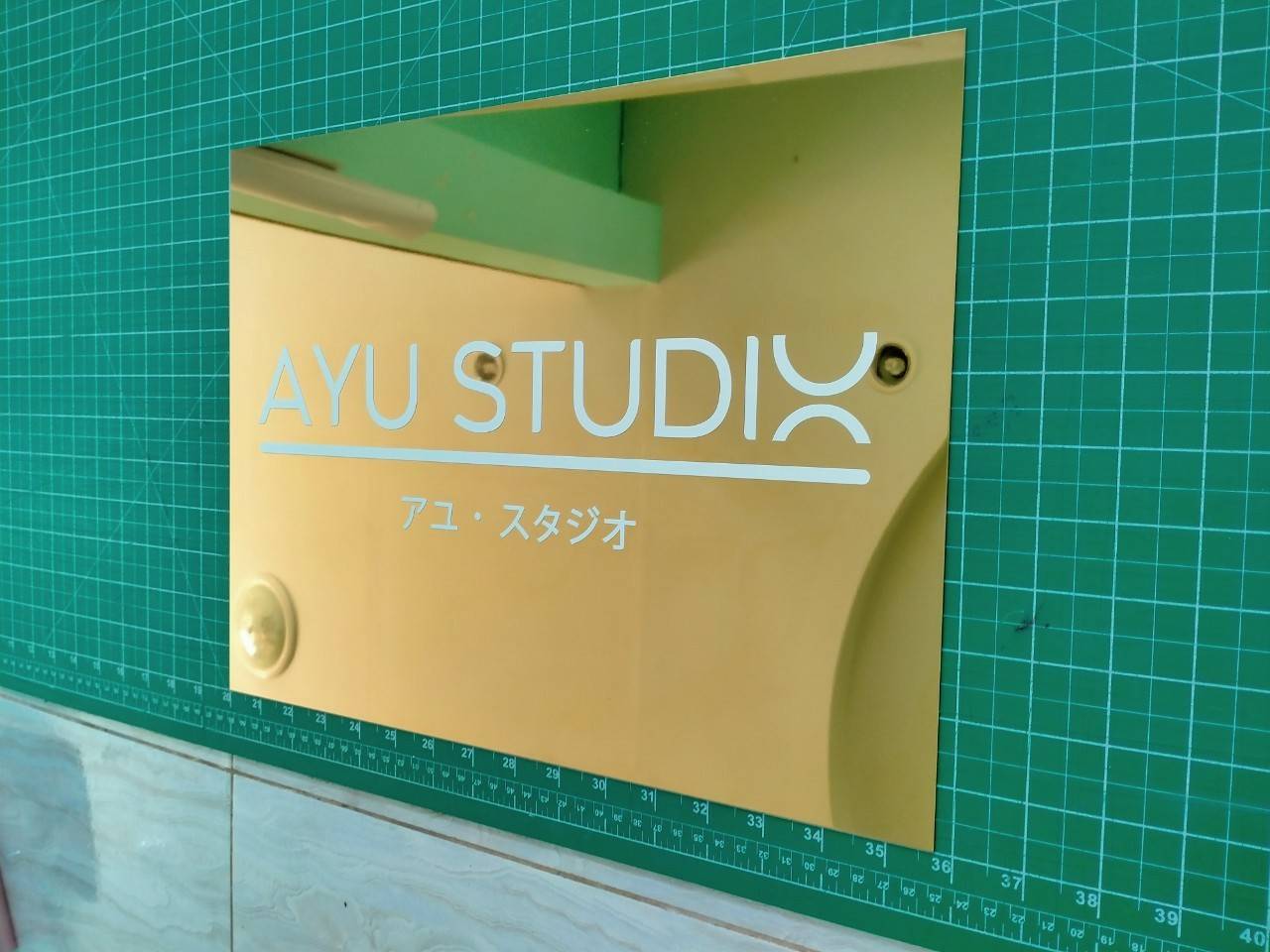 งานป้ายสแตนเลสสีทองหน้าเงา พิมพ์สกรีน สีขาว - AYU STUDX