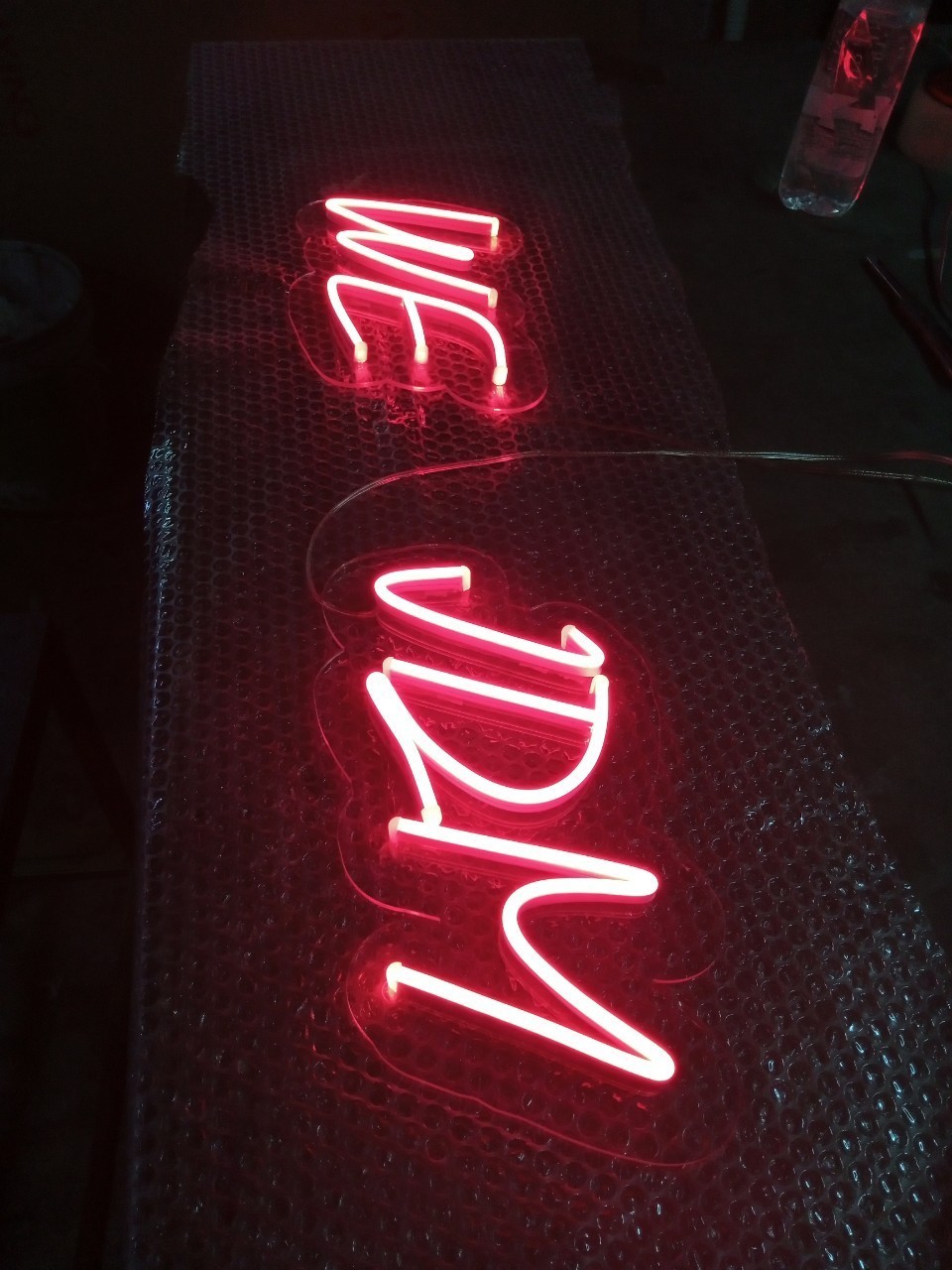 ป้ายไฟนีออน LED อะคริลิคใสรองหลัง