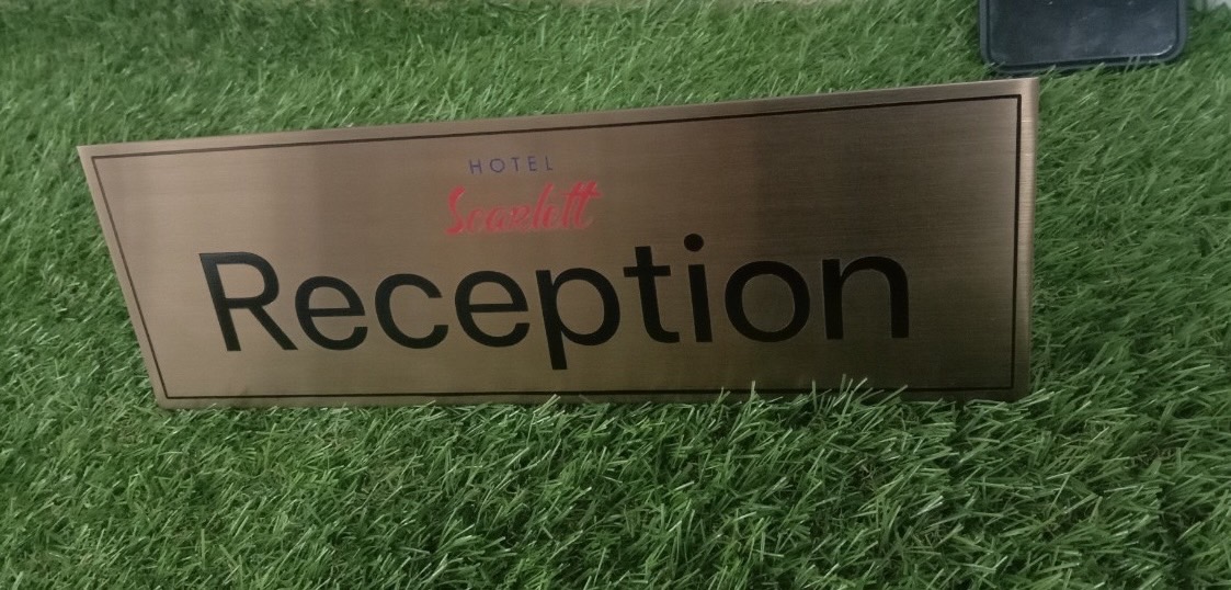 ป้ายตั้งโต๊ะ ป้ายสแตนเลสสีโรสโกลด์แฮร์ไลน์ หนา 1mm กัดกรด