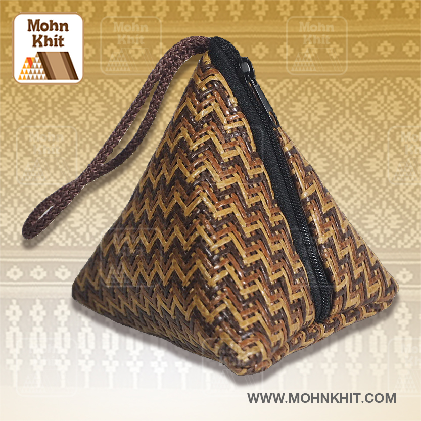กระเป๋าเหรียญหวาย สานทรงสามเหลี่ยม // Rattan coin purse, woven in a triangular shape 10x15x7cm