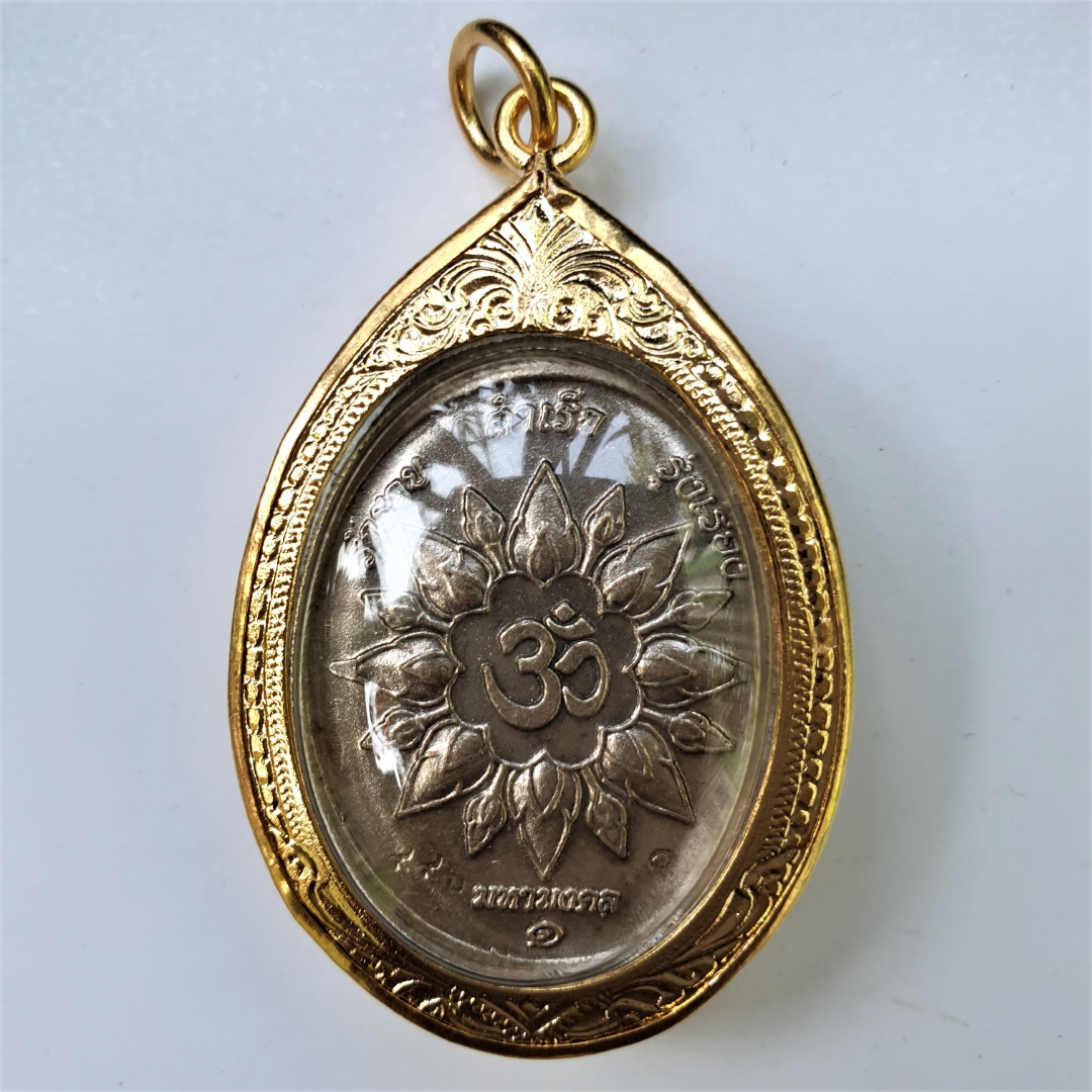 จี้ พระพิฆเนศวร์ ปางนั่งประทานพรหลังสัญลักษณ์โอมเนื้อเงินอัลปาก้าสูง4ซม.กว้าง3ซม.หนา0.5ซม. กรอบทองไมครอน