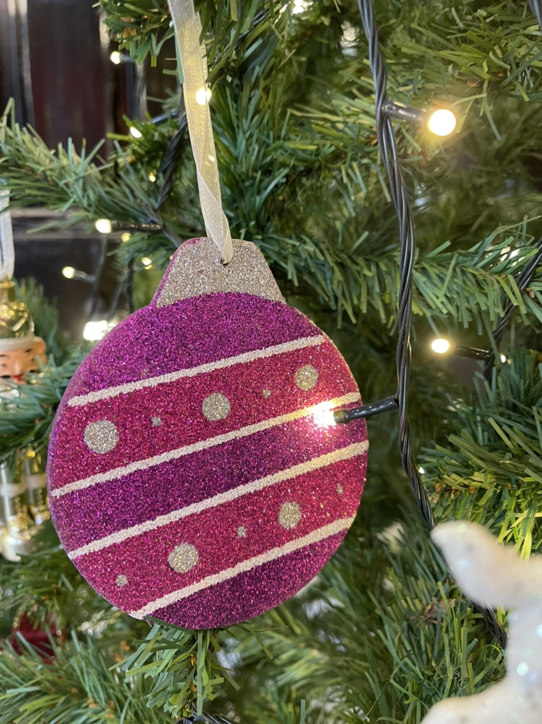 ต้นคริสต์มาสแบบตกแต่งพร้อมของประดับ