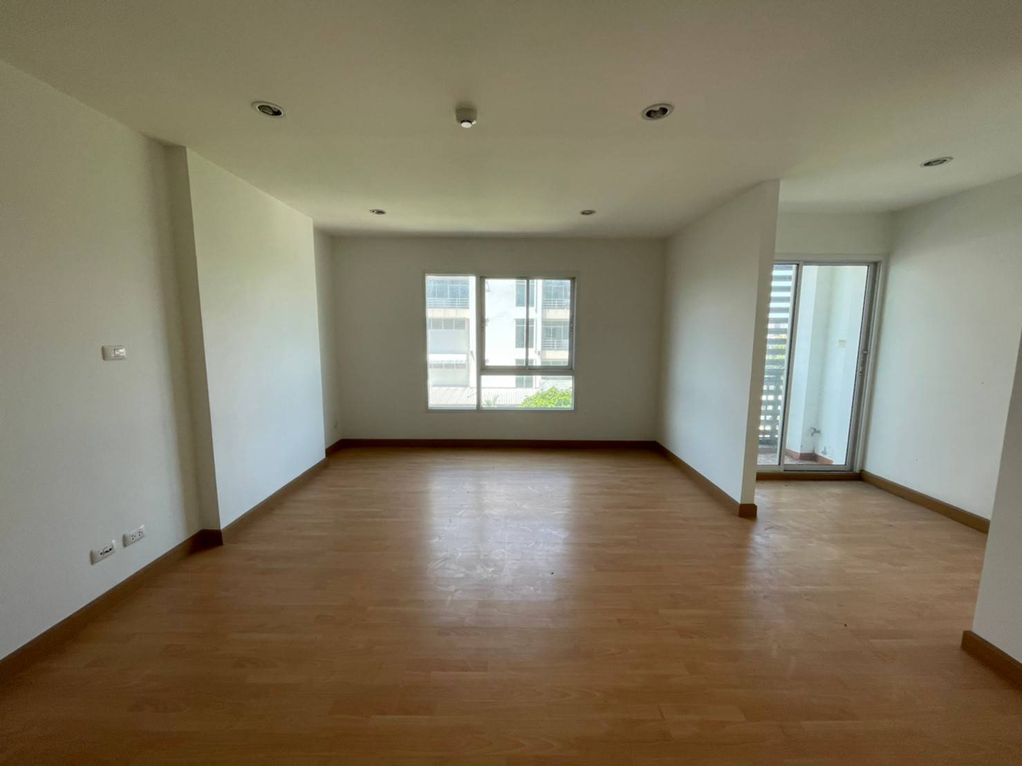 ขาย เดอะคริสตัล คอนโด @ รัตนาธิเบศร์ 3 (The Crystal Condo @ Rattanathibet 3), สตูดิโอ, ใกล้รถไฟฟ้า 2 สาย สีม่วงและสีชมพู (110 ม.)