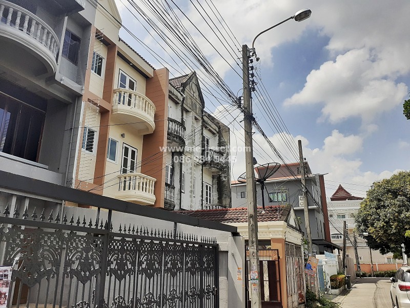 ขายและเช่า ทาวน์โฮม ถ.เพชรเกษม 67/1 แขวงหลักสอง เขตบางแค กรุงเทพ / พื้นที่ 3 ชั้น 20 ตารางวา