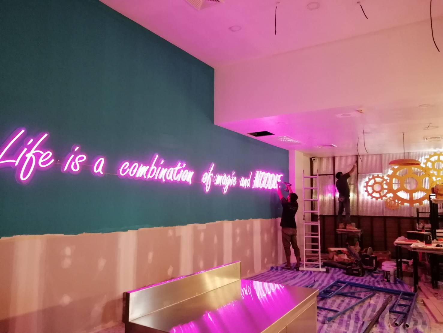 ผลิตป้ายไฟดัด ติดตั้ง ป้ายไฟนีออน LED ดัด Life is a สถานที่ โรบินสัน ไลฟ์สไตล์ สระบุรี