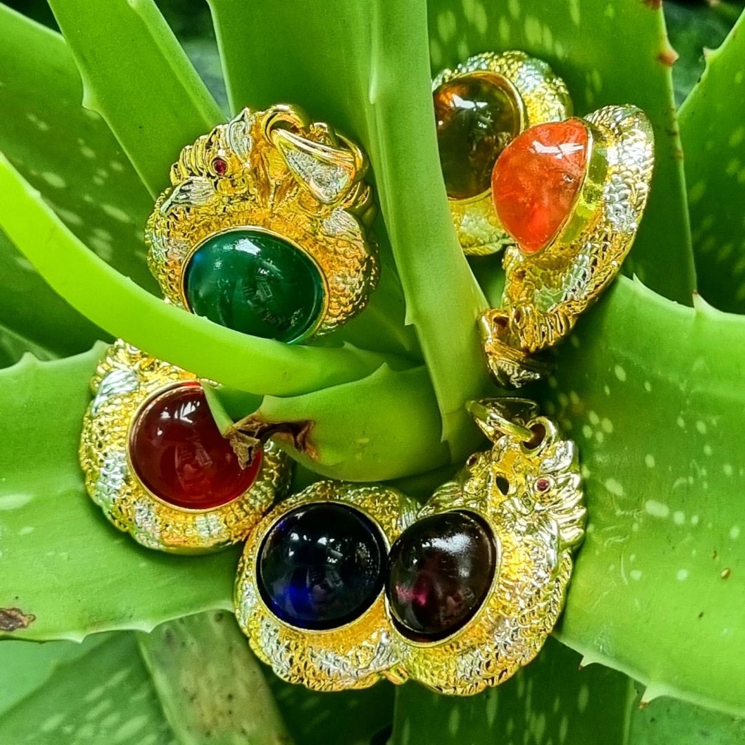 จี้ เพชรพญานาค มี6สี ม่วง เหลือง แดง ขนาดลูกแก้ว1.5cm. หุ้มทองแท้หนา 5 ไมครอน ไม่ลอก ไม่ดำ สามารถใส่อาบน้ำได้ ช่วยโชคลาภ