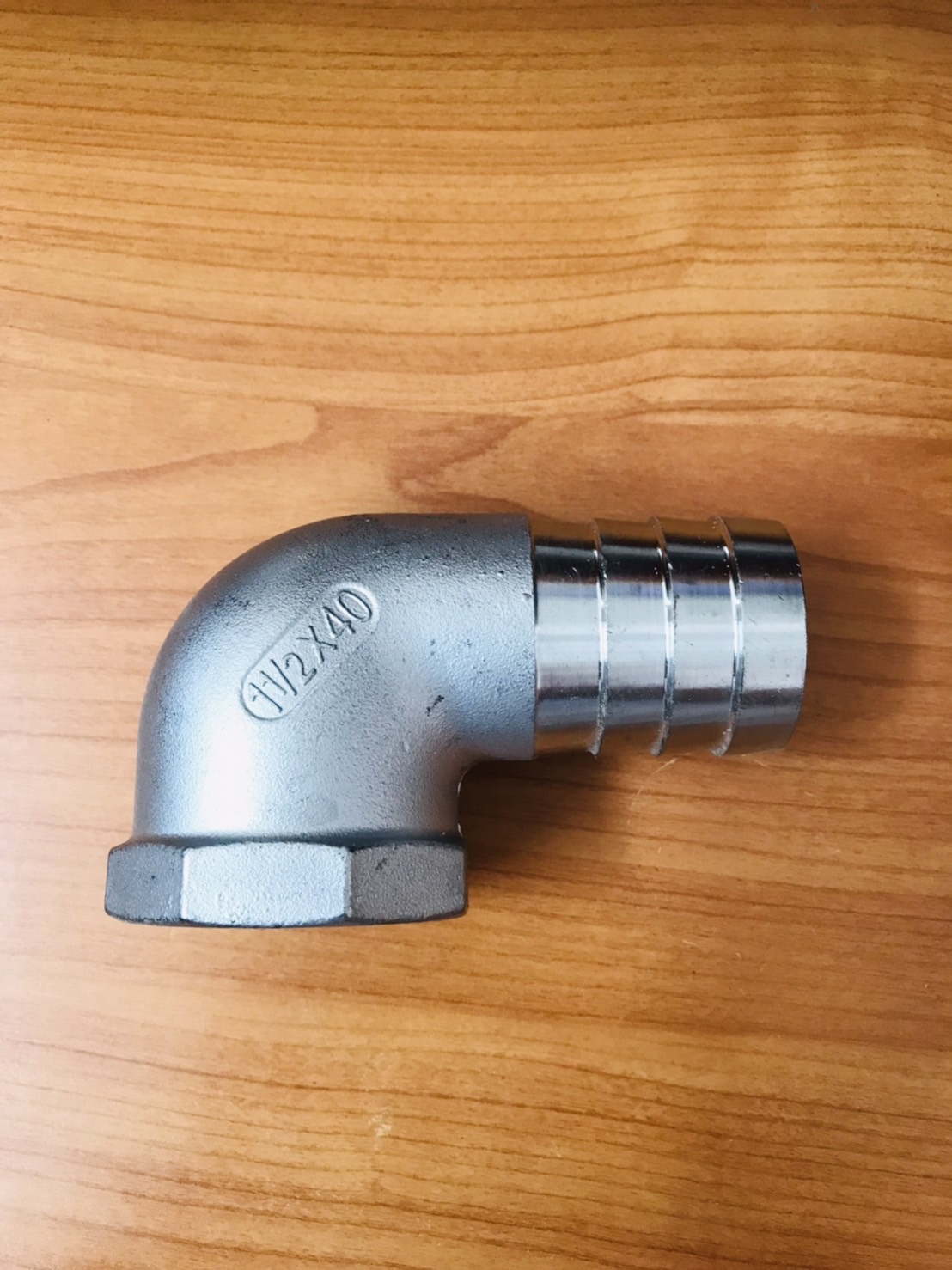 ข้องอเกลียวใน (NPT) สแตนเลส 304 1 1/2 (หางไหล 40 mm.) ราคาต่อ1 ชิ้น #0245350