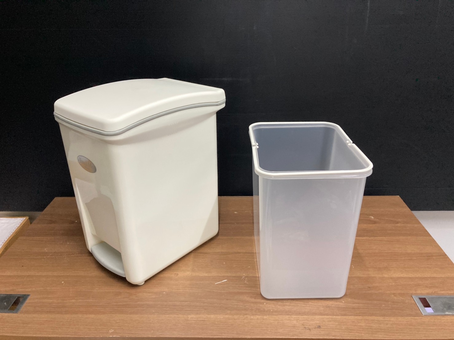 ถังขยะทรงเหลี่ยม เท้าเหยียบ ขนาด 6.5 ลิตร