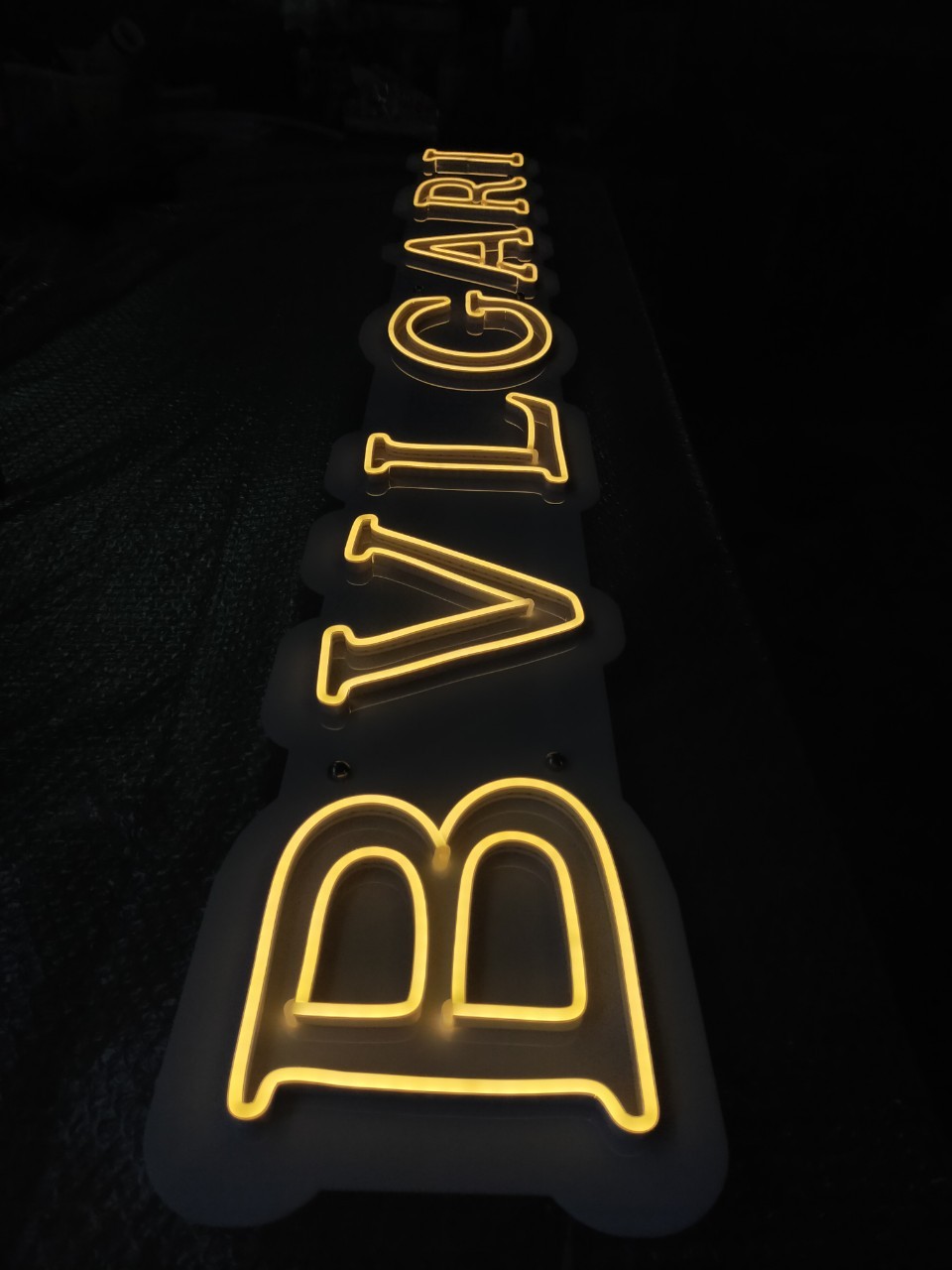 ไฟนีออน เฟค