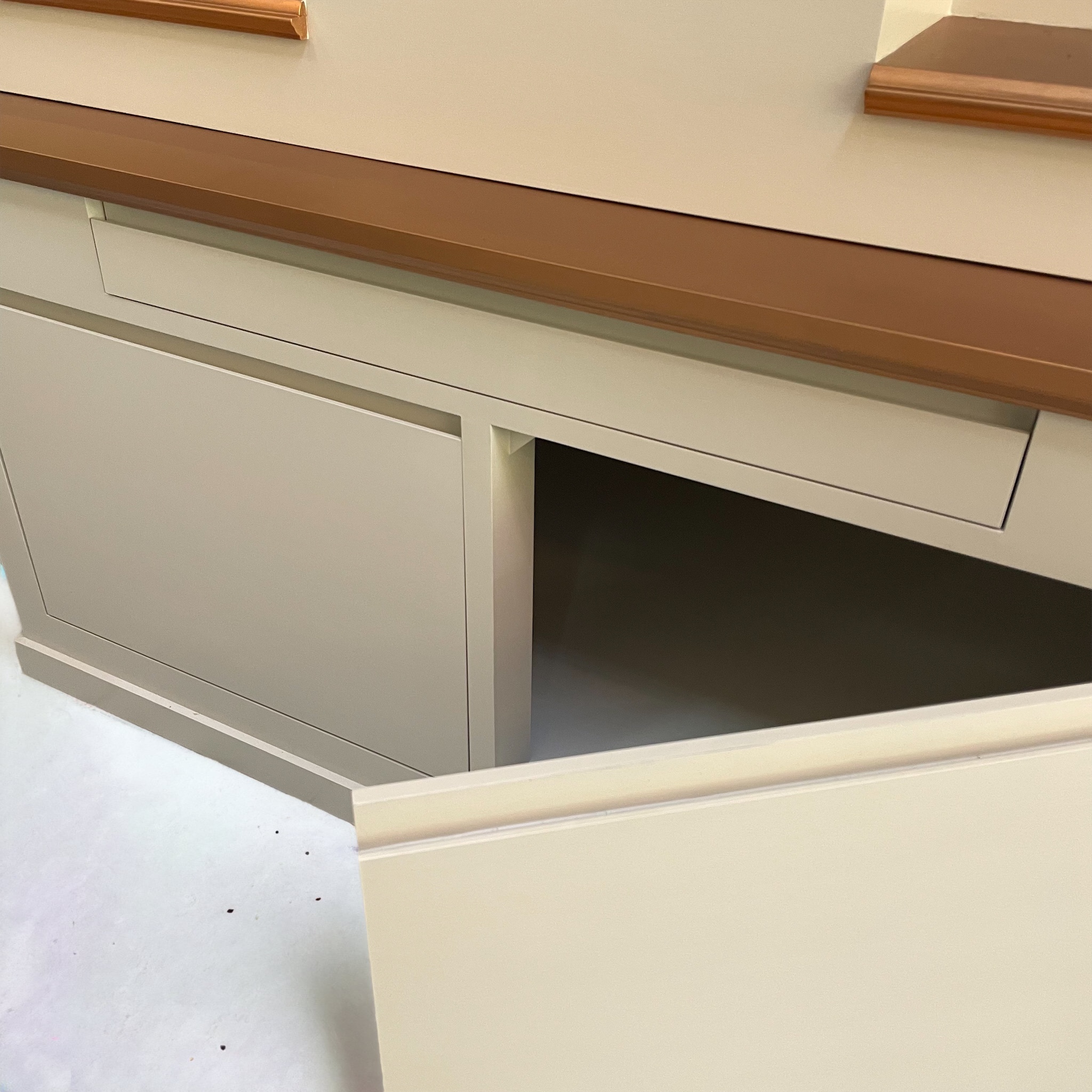 ตู้พระแบบสูง 9x8 โมเดิร์น ขั้นบันได 9 ขั้น สีครีมท็อปพิงค์โกลด์