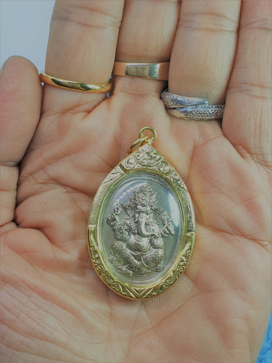 จี้ พระพิฆเนศวร์ ปางนั่งประทานพรหลังสัญลักษณ์โอมเนื้อเงินอัลปาก้าสูง4ซม.กว้าง3ซม.หนา0.5ซม. กรอบทองไมครอน