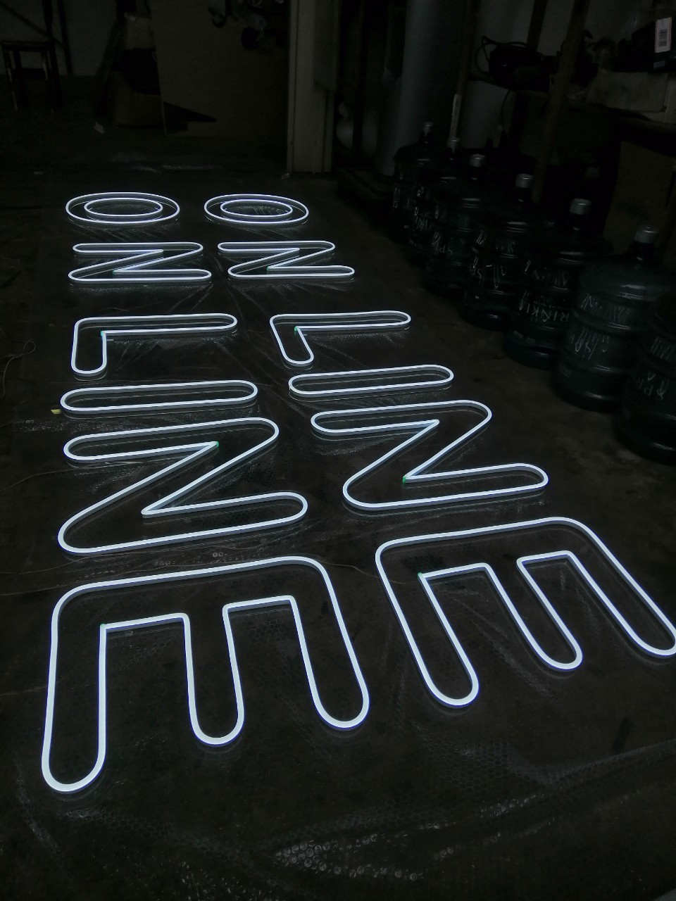 ไฟนีออน เฟค