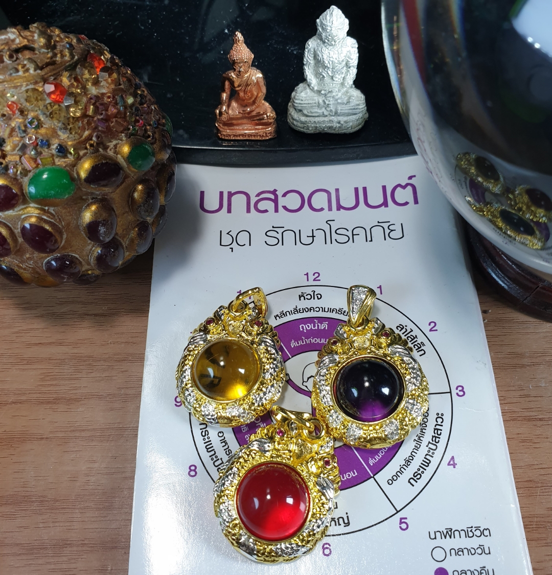 จี้ เพชรพญานาค มี6สี ม่วง เหลือง แดง ขนาดลูกแก้ว1.5cm. หุ้มทองแท้หนา 5 ไมครอน ไม่ลอก ไม่ดำ สามารถใส่อาบน้ำได้ ช่วยโชคลาภ