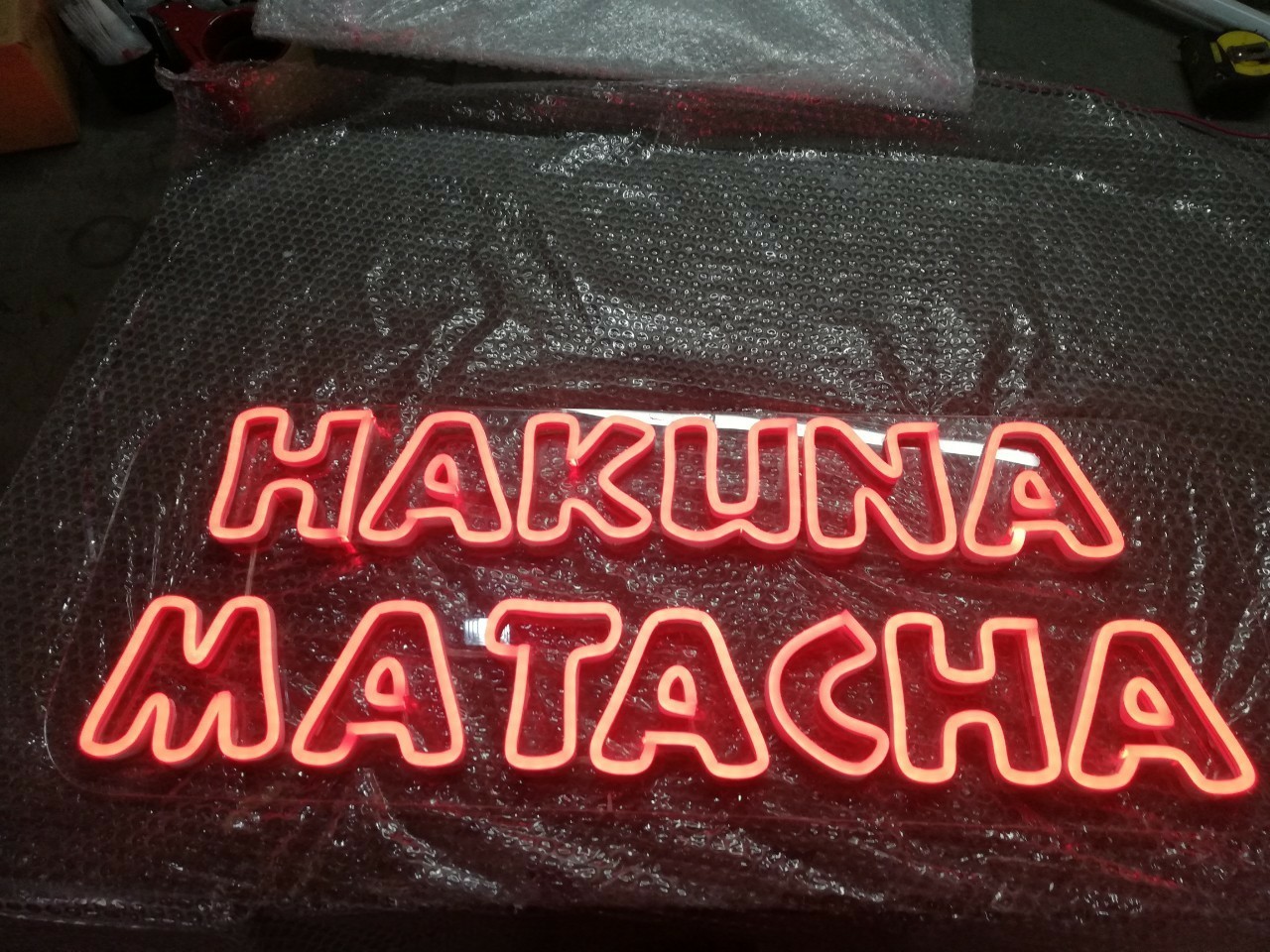 งานป้ายไฟนีออนดัดLED - HAKUNA MATACHA แสงสีแดง อะคริลิคใสรองหลัง